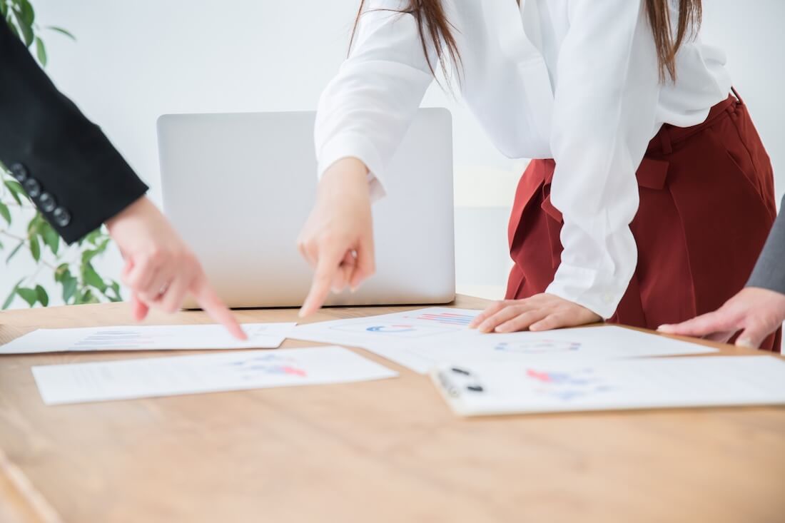 資料を広げてミーティングをしている様子