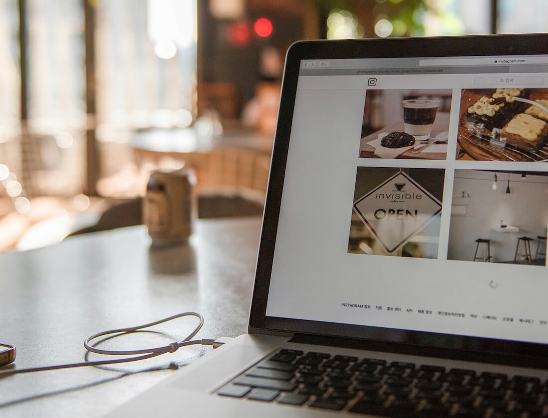 テーブルの上に置いてあるカフェのSNSの画像が映し出されたノートパソコン。